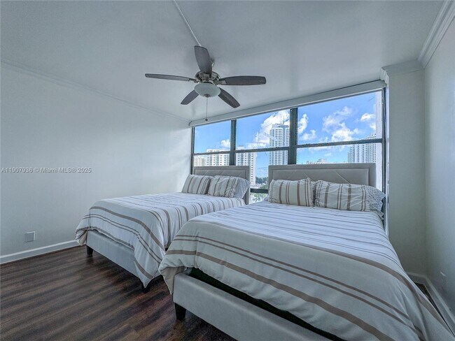 Building Photo - 800 Parkview Dr