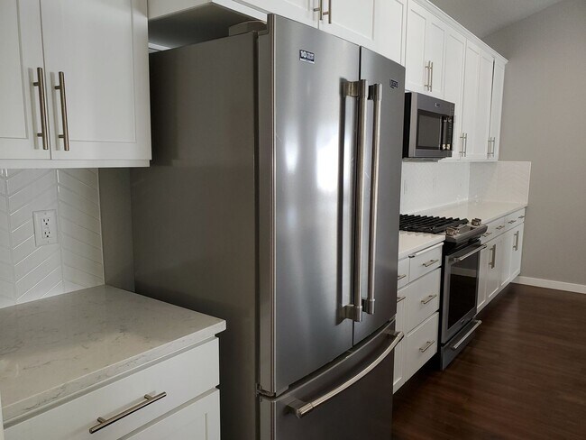 Building Photo - Immaculate Custom 3 bdrm Home for rent in the Montrose developement!