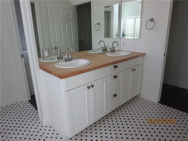 Building Photo - 499 Holly Hunt St