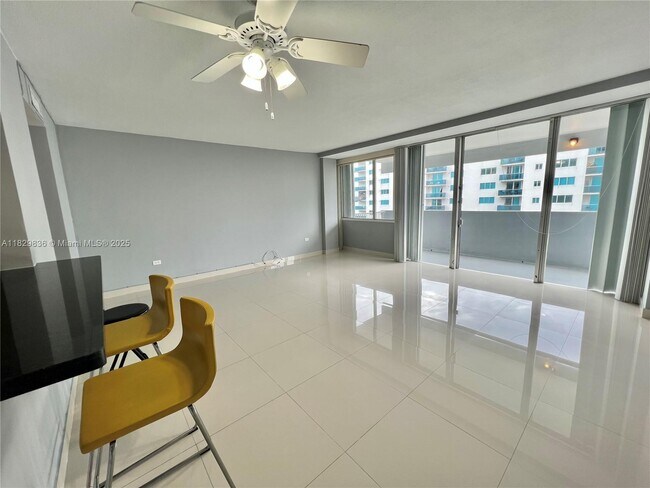 Building Photo - 7545 E Treasure Dr