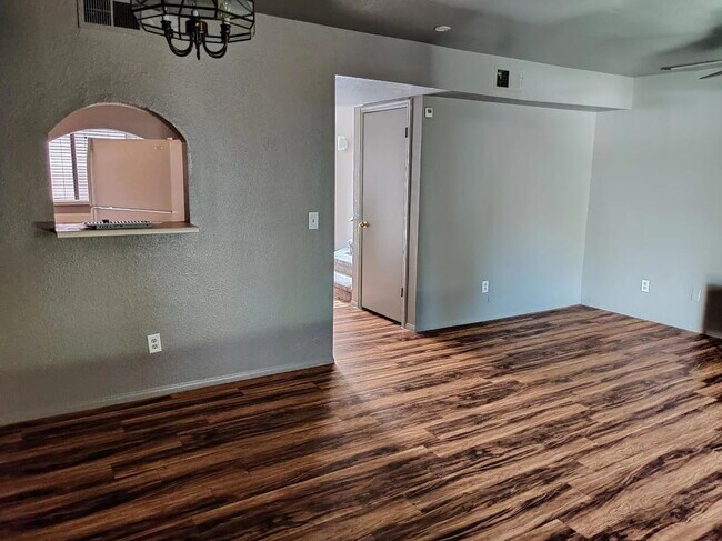 Building Photo - 3/2 Townhome 1 mile from ASU
