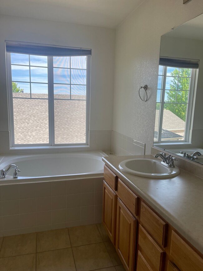 Building Photo - 3 bedroom, 2 bathroom single family house ...