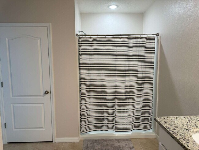 Building Photo - Large 4 Bedroom/2.5 Bathroom Home in Thompson Grove