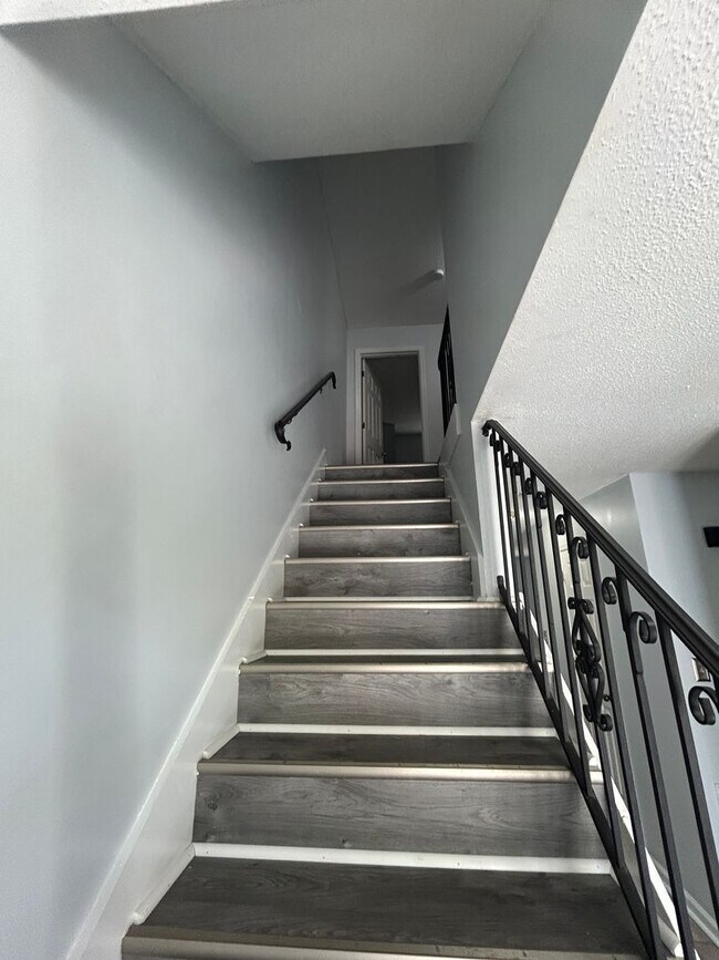 Building Photo - Spacious 3 bed 5 bath condo located in the...