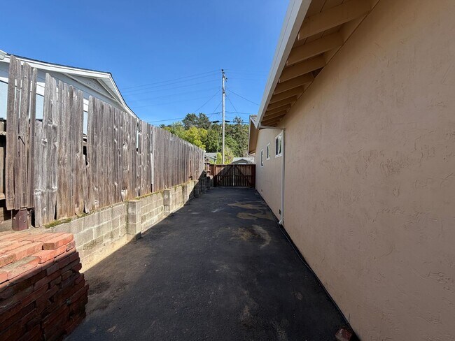 Building Photo - Beautifully Updated Glenwood (San Rafael) 3x2 Home with Large Yard, HW Floors, Garage