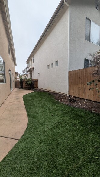 Building Photo - 9476 Questa Pointe