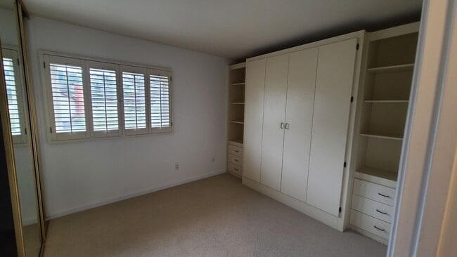 Building Photo - Amazing 4 Bedroom Home with Pool across from Cowls Mt