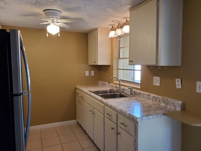 Building Photo - Nice 2/1 Home in Beverly Hills