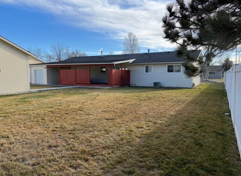 Building Photo - 3227 Lynn Ave