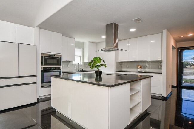 Building Photo - 2015 Treasure Mountain Dr