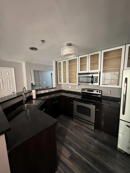 Building Photo - 513 N Graham St