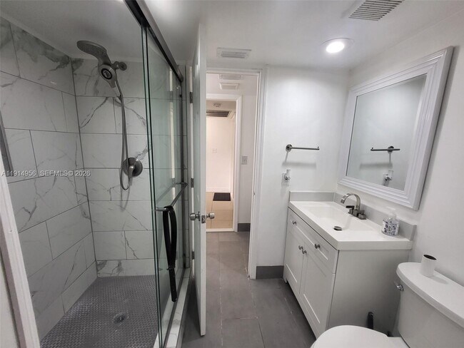 Building Photo - 960 N Franklin Ave