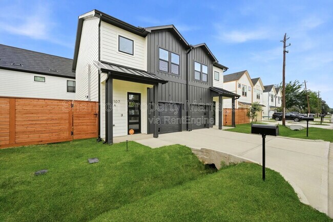 Building Photo - 2107 Esther Dr