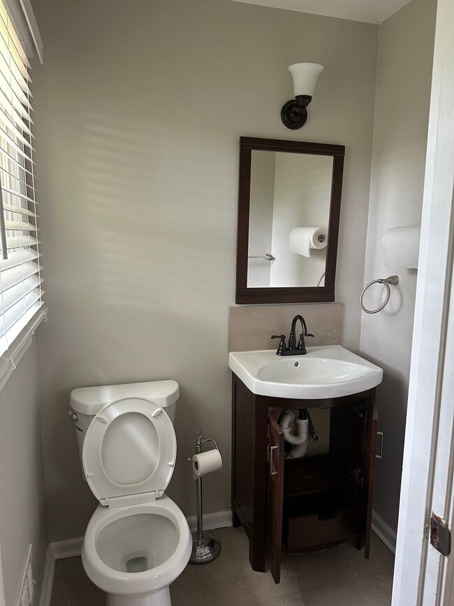 Building Photo - 3 Bed 1.5 Bath 10 Minutes from downtown!