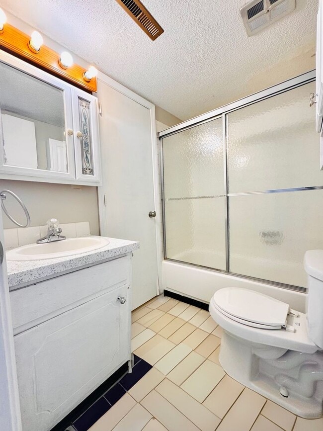 Building Photo - Spacious 1 Bedroom at Normandy Apartments