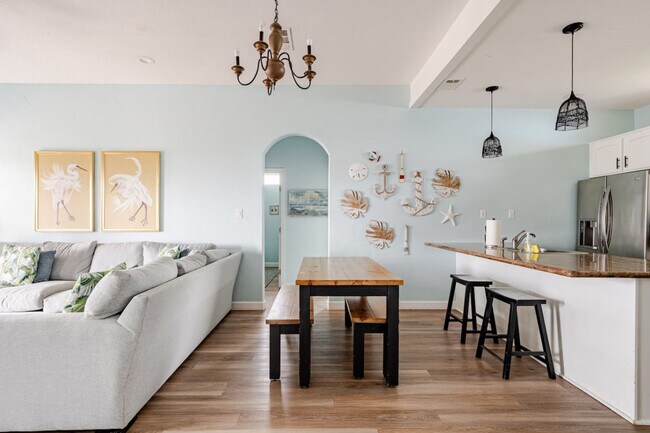 Building Photo - 994 Dolly St