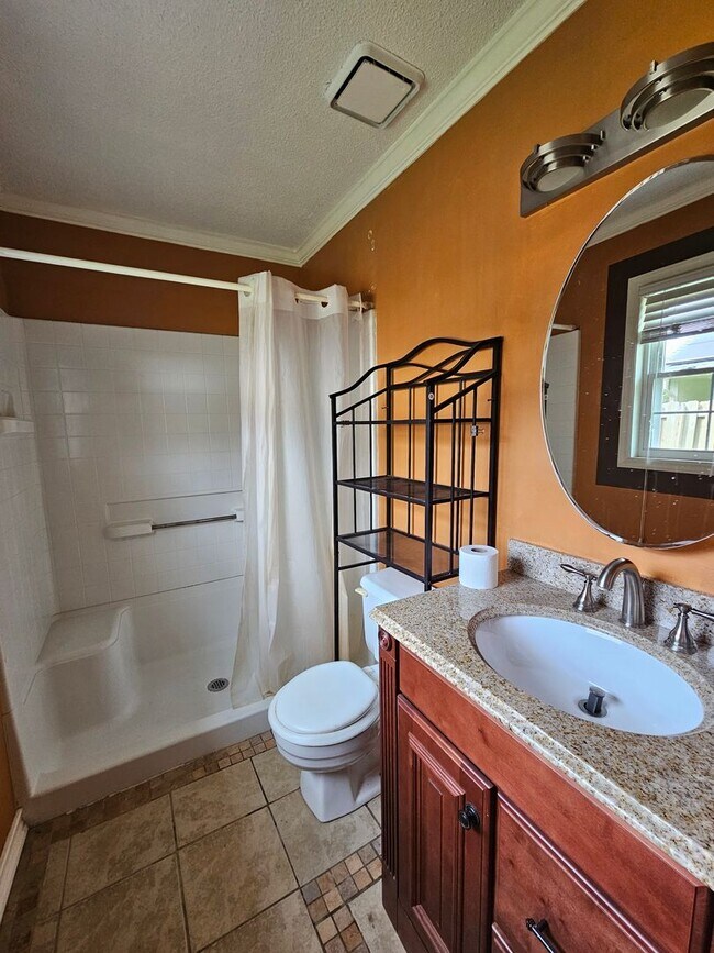 Building Photo - UPDATED Beautiful 3 bedroom 2 bathroom