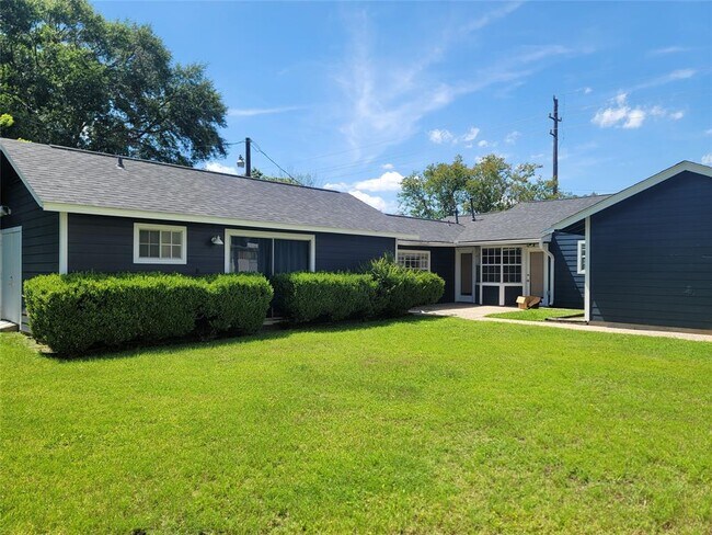 Building Photo - 4605 Pine St