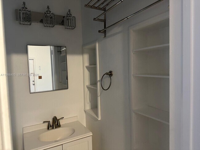 Building Photo - 340 Mendoza Ave