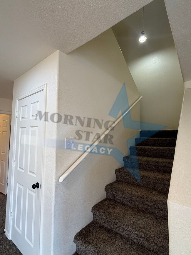 Building Photo - Inviting 3 bedroom 2.5 bath waiting to be ...