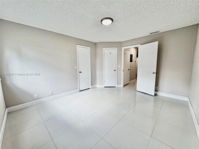 Building Photo - 3360 Pinewalk Dr N