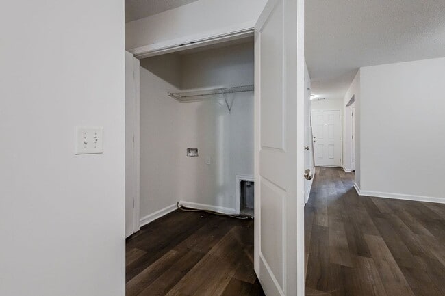 Building Photo - Spacious 3BR Townhome with Main-Level Primary Suite