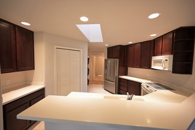 Building Photo - 2 bed + office, 2 bath, 2 car garage condo...