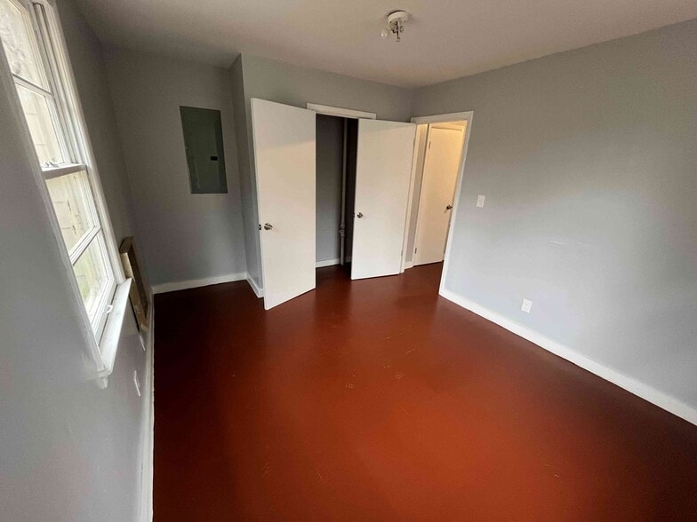 Building Photo - 420 10th Ave SW