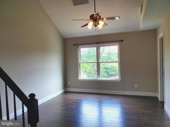 Building Photo - 3983 Hartlake St