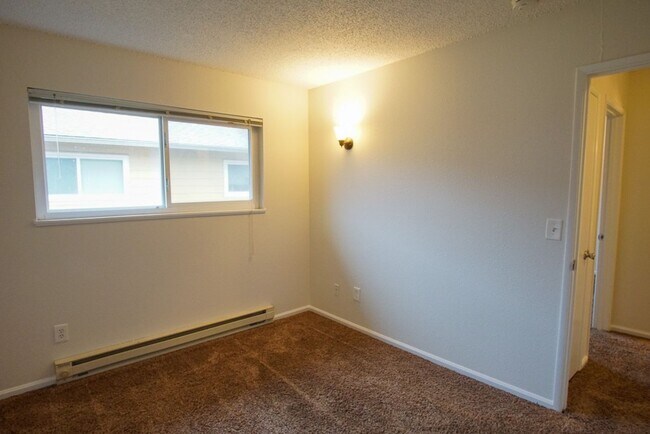 Building Photo - Nicely Renovated Townhome in Adorable Broo...