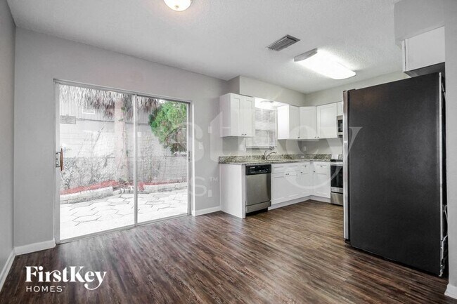 Building Photo - 130 Davison Ave N