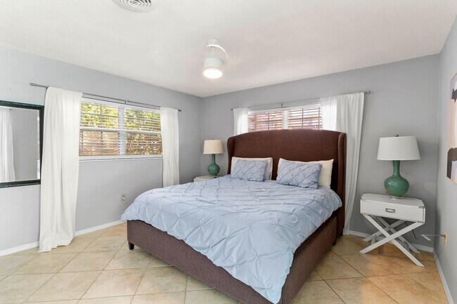 Building Photo - Fabulous 3 bed/ 2 bath Pool Home in South Sarasota ~ Coming March!