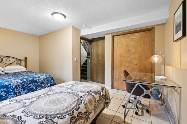 Building Photo - 2738 Chertsey Dr