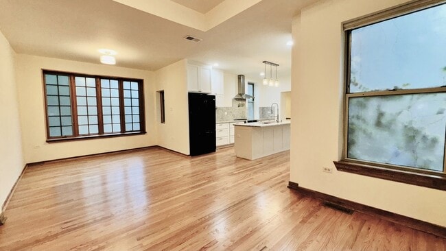 Building Photo - 6128 S Kenwood Ave