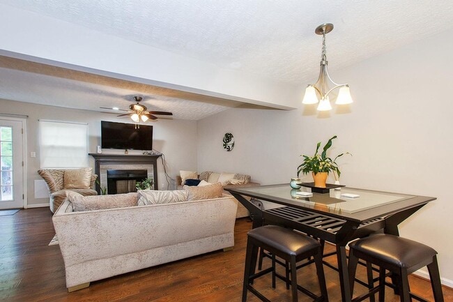 Building Photo - Spacious Williamsburg Townhome with Modern...