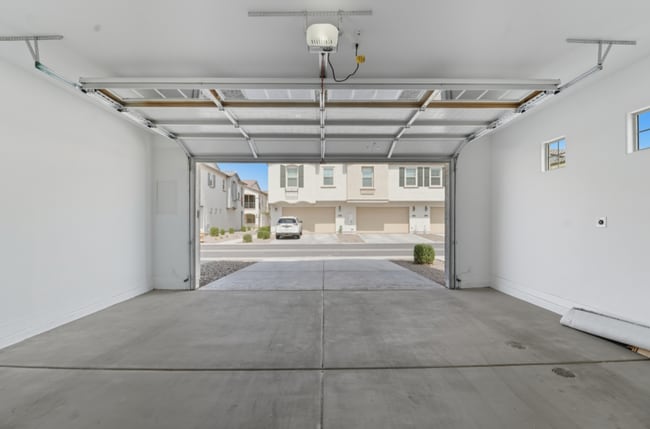 Building Photo - *Like Brand New Luxurious Modern 3 Bedroom 2 Bath Townhome in Warner Meadows!**