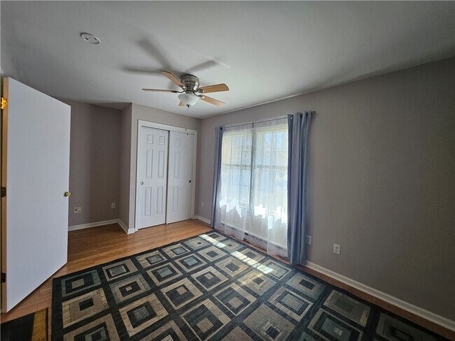 Building Photo - 102 Meadow Dr