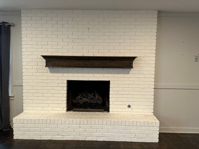 Building Photo - This home is adorable and move in ready!