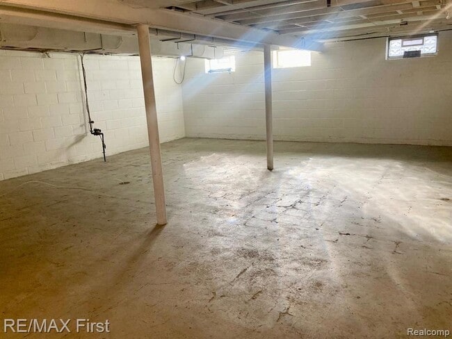 Building Photo - 421 E Farnum Ave