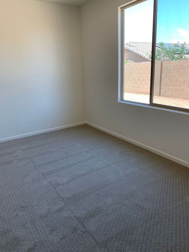 Building Photo - This stunning 4-bedroom, 2-bathroom home l...