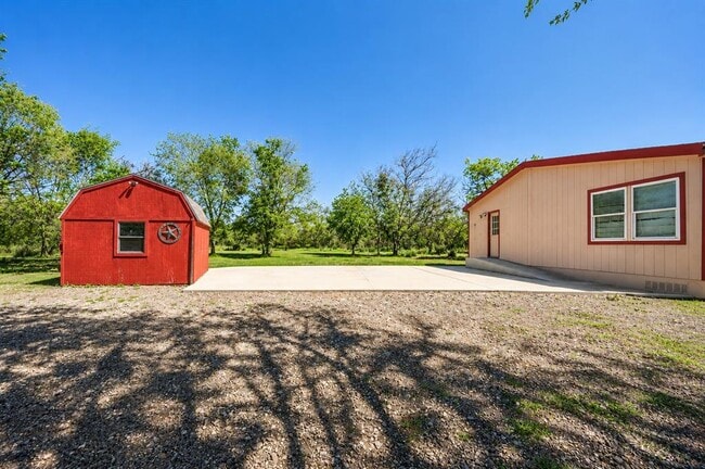 Building Photo - 381 FM86