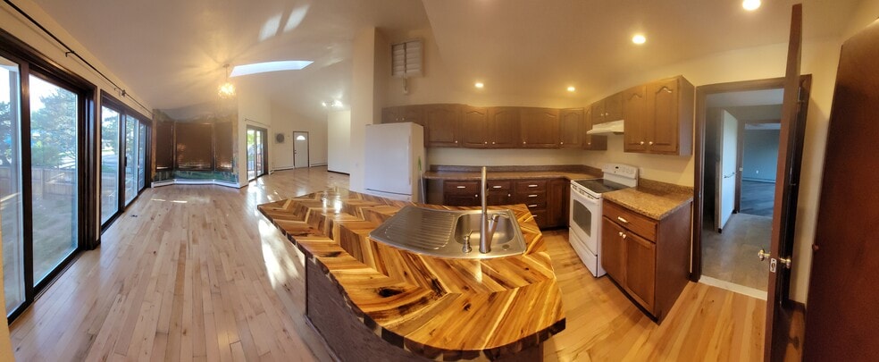 Kitchen - 6290 Wolff St