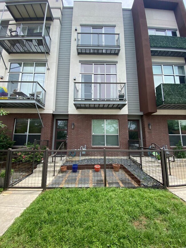 Building Photo - Live in the Heart of the Pearl District – ...