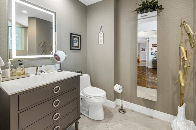 Building Photo - 400 Beach Dr NE