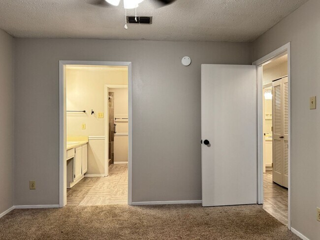 Building Photo - 400 South Town #105 - 2 bedroom Condo