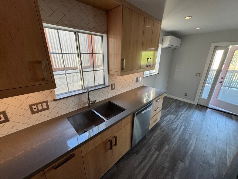 kitchen - 209 Lake Shore Ter