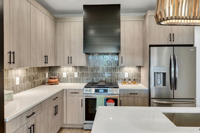 Building Photo - 660 Vernon Ave