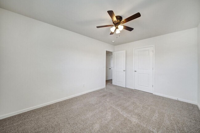 Building Photo - Beautiful 4 Bed 2 and a Half Bath Home in Charlotte!