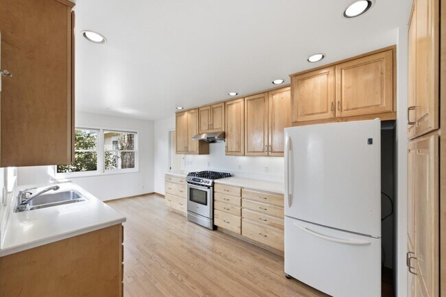 Building Photo - 8 Patricia Pl