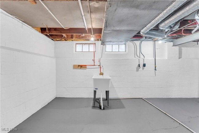 Building Photo - 650 E 250th St